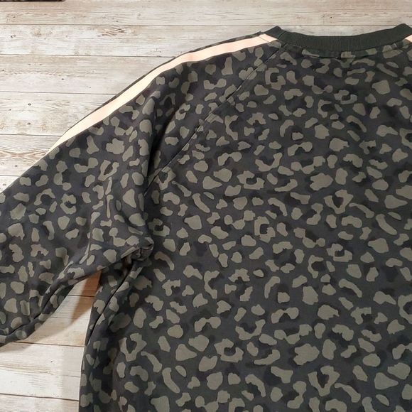 Sarah’s Day x White Fox Boutique | SDX WFA Crewneck Team Camo Sweatshirt S - Picture 10 of 14